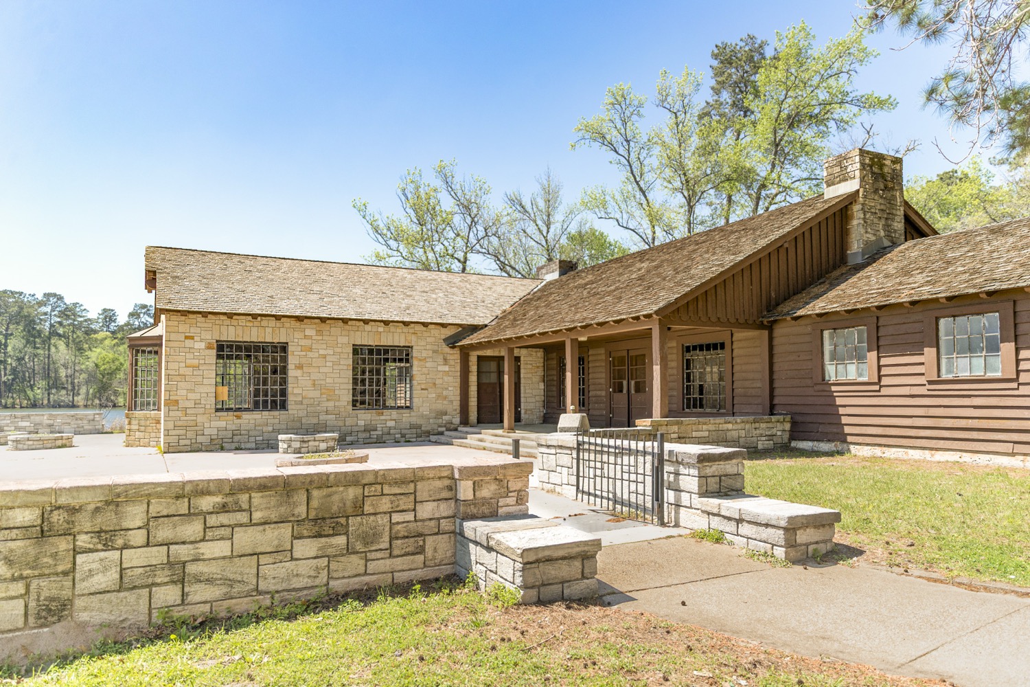 Lodge building in Huntsville state park